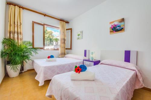 アルクーディアにあるIdeal Property Mallorca - Villa Rosita 12Aのベッドルーム1室(ベッド2台、窓付)