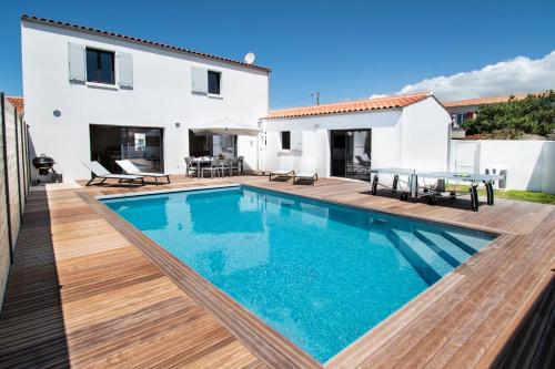 une villa avec piscine devant une maison dans l'établissement Les mouettes/Piscine chauffée jusque déb. novembre, à La Cotinière