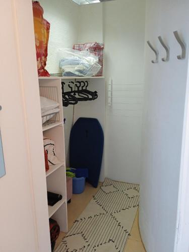 a room with a closet with a rug on the floor at Studio - Marina 6 - 35 allée des Pinons - 3-1 in Saint-Jean-de-Monts