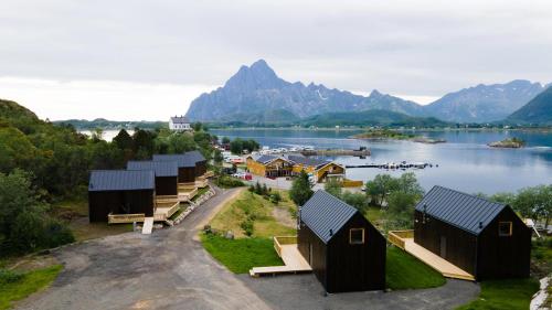 - Vistas aéreas a una localidad con lago y montañas en Skårungen - Hotel, Cabins and Camping en Kabelvåg