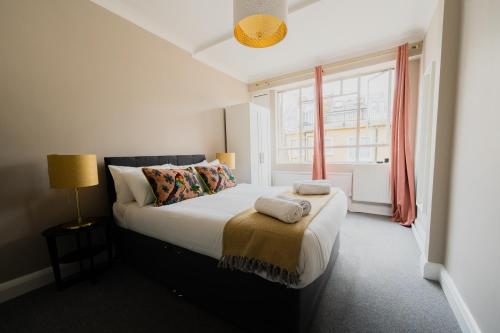 Säng eller sängar i ett rum på Baker Street Apartments