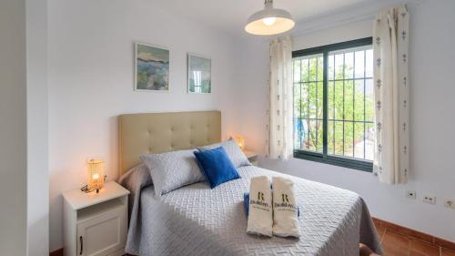 A bed or beds in a room at Apartamento Mirasierra 2 Frigiliana by Ruralidays
