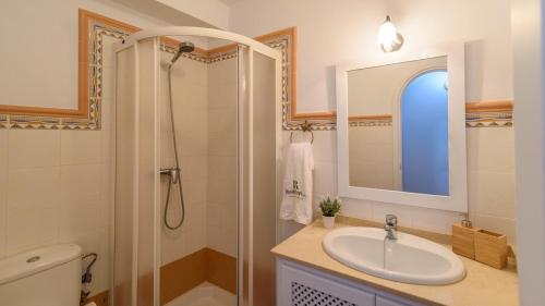 A bathroom at Apartamento Mirasierra 2 Frigiliana by Ruralidays