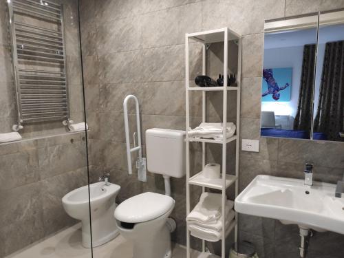 Ένα μπάνιο στο GArt Riviera B&B