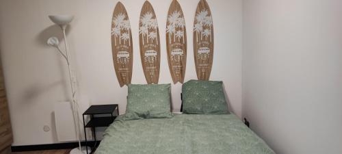 une chambre avec un lit avec deux oreillers verts dans l'établissement **Studio Holidays** Centre ville 20 m2, à Châlons-en-Champagne