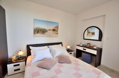 een slaapkamer met een bed, een bureau en een spiegel bij Rooms Aurora in Pula