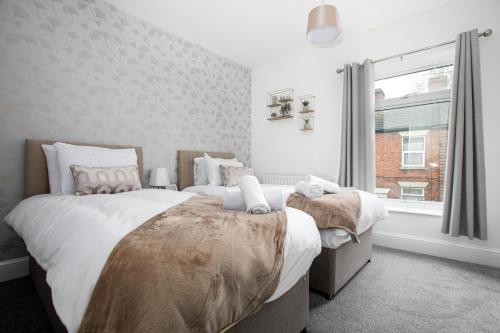 sypialnia z 2 łóżkami i oknem w obiekcie Central & Contractors & Leisure House & Spacious w mieście Lincolnshire