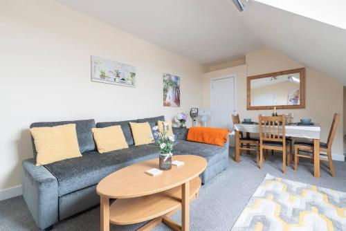 ein Wohnzimmer mit einem Sofa und einem Tisch in der Unterkunft Lower Clarence Road in Norwich