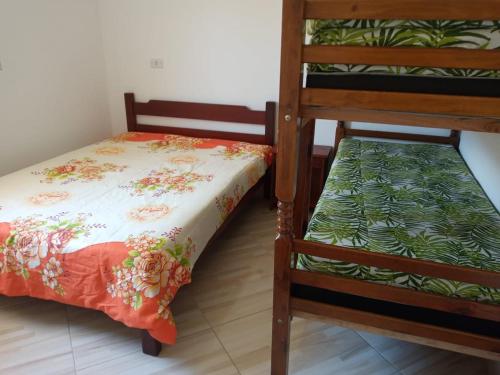 1 dormitorio con litera y falda litera en chalés Isabela, en Ubatuba