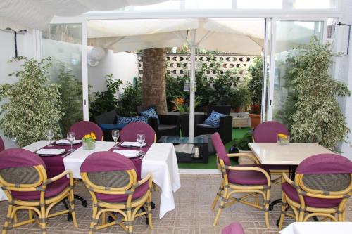 Reštaurácia alebo iné gastronomické zariadenie v ubytovaní Hotel La Riviera