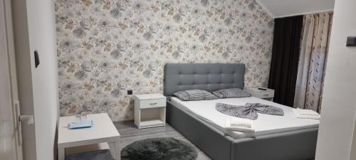 - une petite chambre avec un lit et un mur dans l'établissement Casa Dana, à Tăşnad