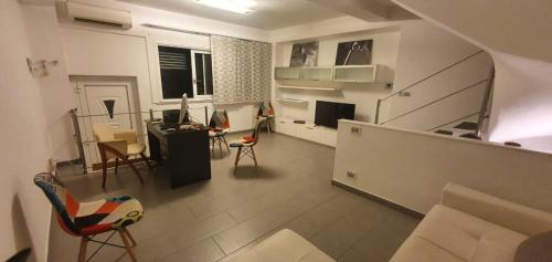 een woonkamer met een keuken en een eetkamer bij Sei ottavi in Gioiosa Marea