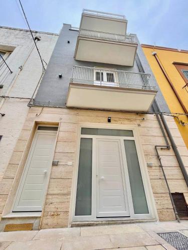 un edificio con due porte bianche sul lato di Apulia Holidays a Mola di Bari