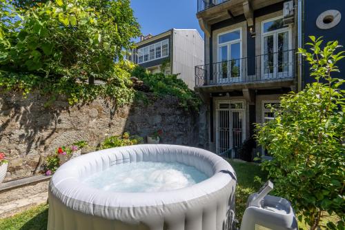 Host Wise - Homely Noble Flats - Garden & Jacuzzi