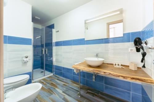 Lo Scuncino في بروسيدا: حمام مع حوض ومرحاض ومرآة