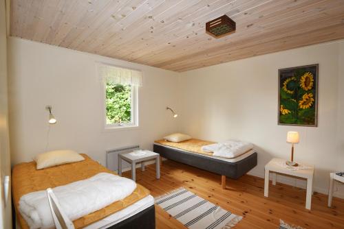 Postel nebo postele na pokoji v ubytování Nice cottage on Öland by the sea
