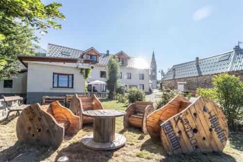 grupa krzeseł i stół na dziedzińcu w obiekcie Auberge Le Vieux Chaillol w mieście Saint-Michel-de-Chaillol