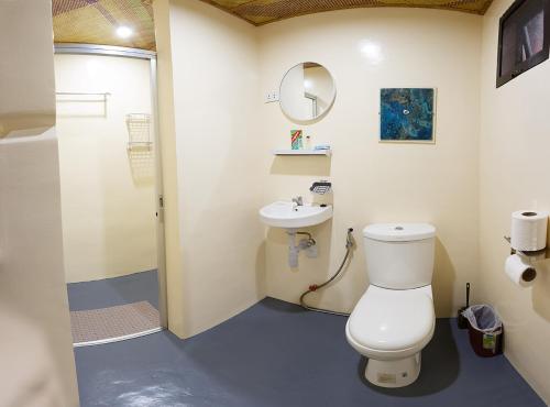 La salle de bains est pourvue de toilettes et d'un lavabo. dans l'établissement Camotes-Hidden-Huts, à San Francisco