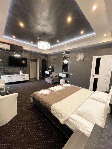 Una cama o camas en una habitación de Levanevsky Hotel