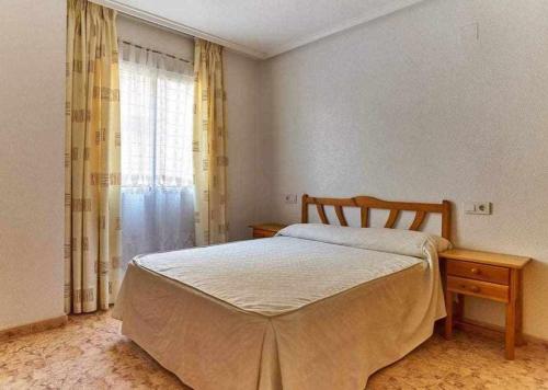 1 dormitorio con cama y ventana en Espanhouse Diego apartment, en Torrevieja