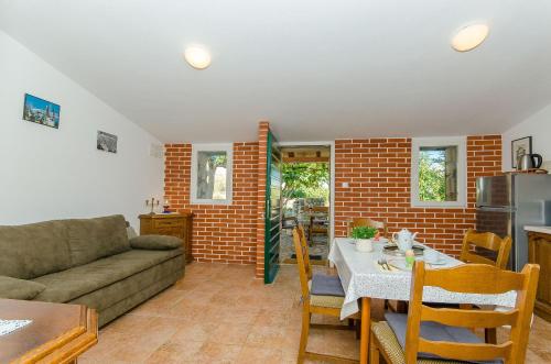 ein Wohnzimmer mit Sofa und Tisch in der Unterkunft House Branimir in Kolan