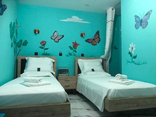 Ένα ή περισσότερα κρεβάτια σε δωμάτιο στο Golden Fox Studios and Suites