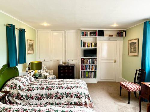Una cama o camas en una habitación de Whitehouse