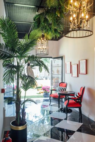un soggiorno con tavolo e palma di Chloe hotel Alacati ad Alaçatı