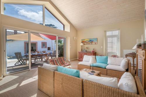 un salon avec un canapé et une table dans l'établissement Villa familiale pour 11 personnes à 300m de la mer, à Préfailles