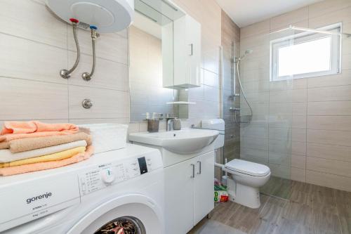 y baño con lavabo y lavadora. en Apartment Lea, en Sveti Filip i Jakov