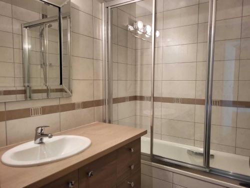 a bathroom with a sink and a shower at Appartement Tignes, 2 pièces, 6 personnes - FR-1-449-108 in Tignes