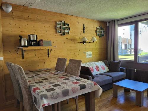un salon avec une table et un canapé dans l'établissement Charmant 2 pièces, balcon ensoléillé, proche pistes et commerces, séjour et chambre bien équipés - FR-1-449-18, à Tignes
