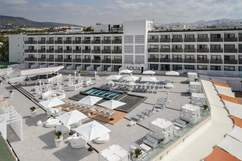 una vista aérea de un edificio con piscina, mesas y sillas en Hotel Vibra Mare Nostrum, en Playa d'en Bossa