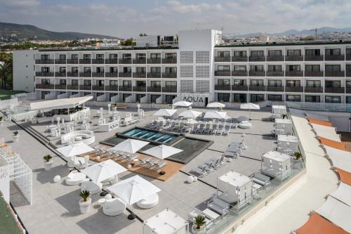 uma vista aérea de um edifício com uma piscina, mesas e cadeiras em Hotel Vibra Mare Nostrum em Playa d'en Bossa