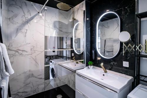 a bathroom with two sinks and a mirror at Au Palais des Pyrénées! Hyper centre -Clim-Balcon-Parking Gratuit in Pau
