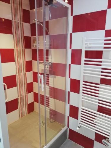 Ένα μπάνιο στο Appartement de plain pied dans la verdure