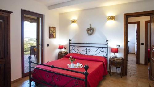 Un dormitorio con una cama roja con una manta roja. en Belvedere del lago, en Montefiascone