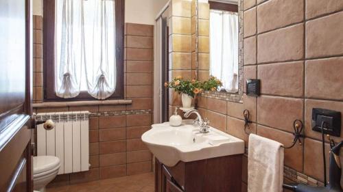 un baño con lavabo e inodoro en Belvedere del lago, en Montefiascone