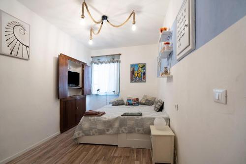 une petite chambre avec un lit dans une pièce dans l'établissement Hemingway's Shelter, à La Spezia