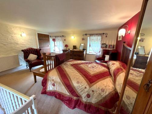 1 dormitorio con 1 cama grande y 1 silla en Pass the Keys Beautiful Scottish Cottage in Outstanding Location, en Sanquhar