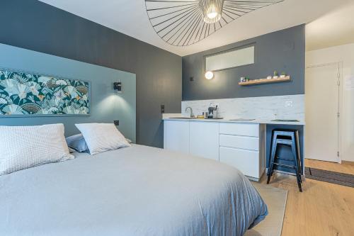 ein Schlafzimmer mit einem Bett, einem Waschbecken und einer Theke in der Unterkunft La Suite Cathédrale in Metz