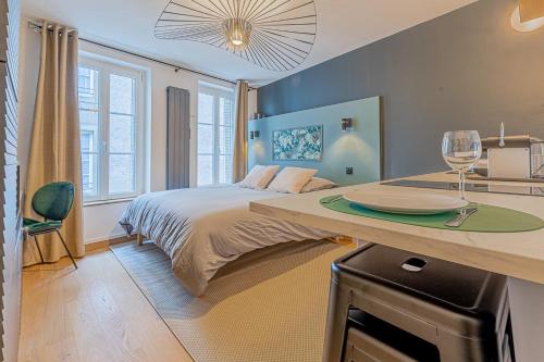ein Schlafzimmer mit einem Bett und einem Tisch mit einem Teller darauf in der Unterkunft La Suite Cathédrale in Metz