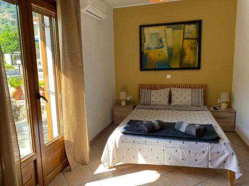 una camera da letto con un letto con cuscini sopra di Christina ad Ágios Konstantínos