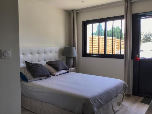 une chambre avec un grand lit et une fenêtre dans l'établissement Studio La Rochelle-Ré, à La Rochelle