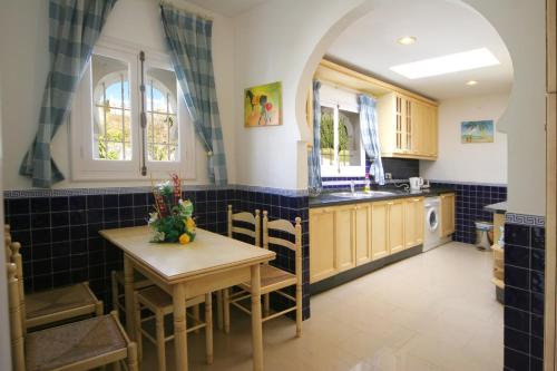 VILLA OVERLOOKING BEACH , Central, quiet, parking, swimming pool
