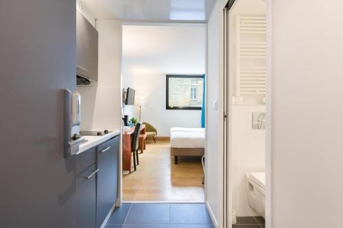 a small room with a kitchen and a bedroom at Victoria Garden Bordeaux Centre in Bordeaux