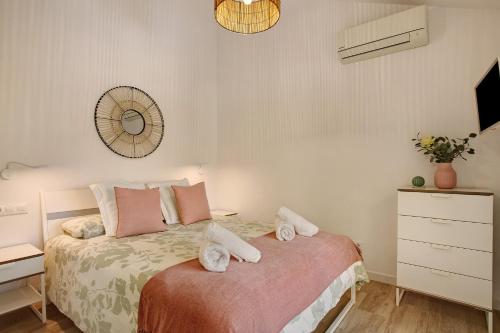 a bedroom with a bed with towels on it at Bungalow Sonemar Sunshine in Maspalomas