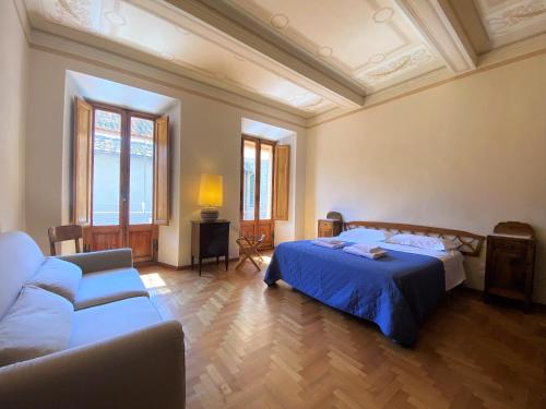 LA FONTE-with balcony close by Piazza del Campo