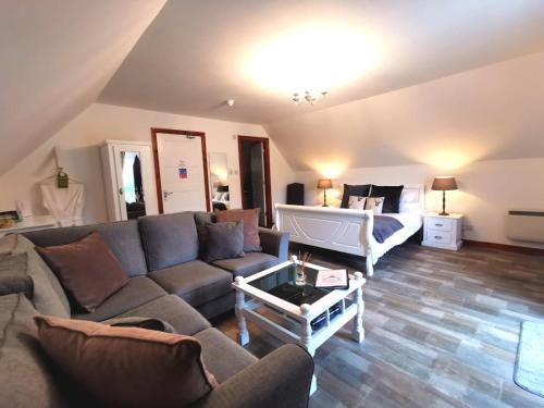 een woonkamer met een bank en een tafel bij Applecross B&B & Cabins On NC500, 90 mins from Skye in Applecross