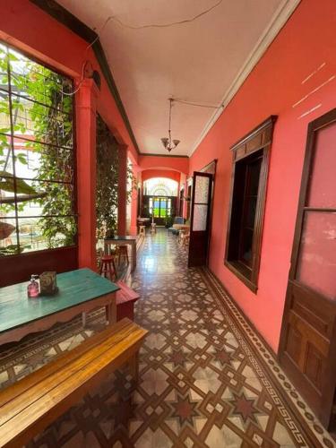una habitación con una pared roja con un banco. en Mini Loft 1 en El Circulo, en Guatemala